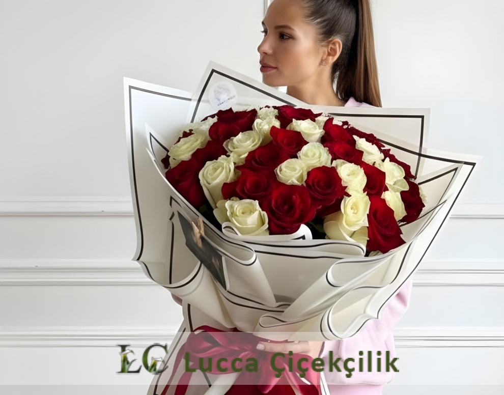 Ekvator kırmızı beyaz güllerden buket